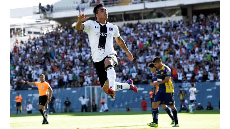 Esteban Paredes celebrando en el 4-1 de Colo Colo vs Barnechea el 2015