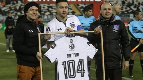 Zaldivia recibe la camiseta junto a Mosa y Valladares