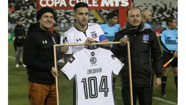 Zaldivia recibe la camiseta junto a Mosa y Valladares