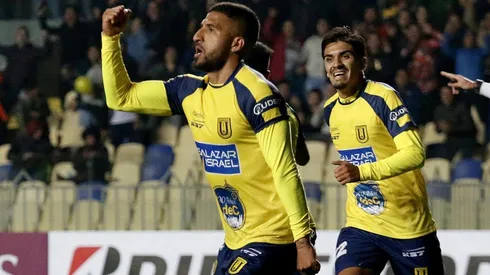 Josepmir Ballón celebra un tanto marcado con la U. de Conce