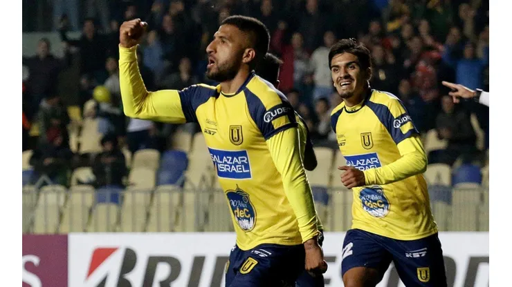 Josepmir Ballón celebra un tanto marcado con la U. de Conce