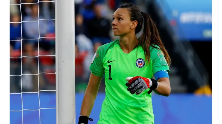 Tiane Endler la rompió en su debut mundialista.