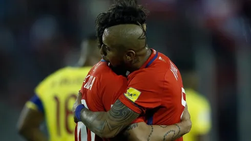 Valdivia abraza a Vidal en la cancha y fuera de ella.