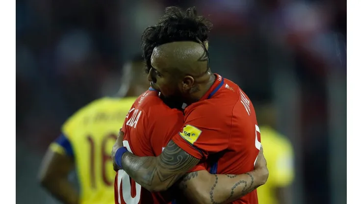 Valdivia abraza a Vidal en la cancha y fuera de ella.