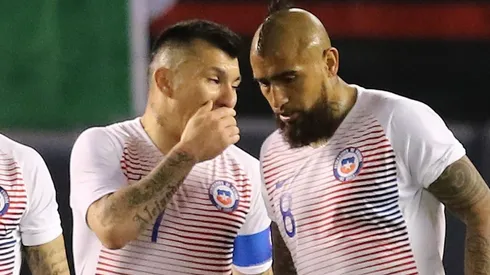 Vidal con Medel, grandes socios hoy en la Roja.