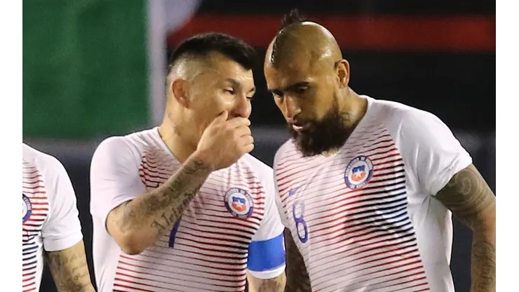 Vidal con Medel, grandes socios hoy en la Roja.