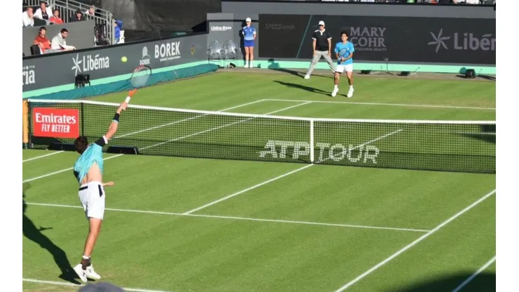 Garin recibiendo un saque de Haase en el partido que debió suspenderse
