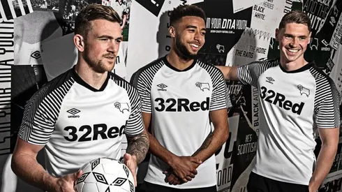 Derby County presentó nueva camiseta ¿Será el modelo de Colo Colo?