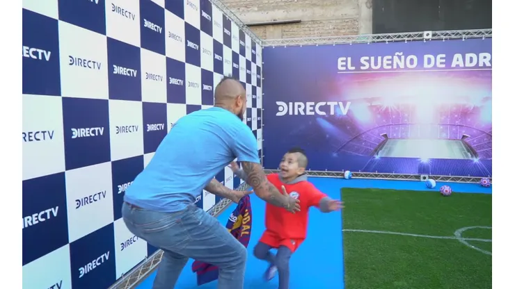 Adrián corre a los brazo de Arturo Vidal.
