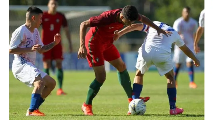 Chile venció a Portugal en su debut