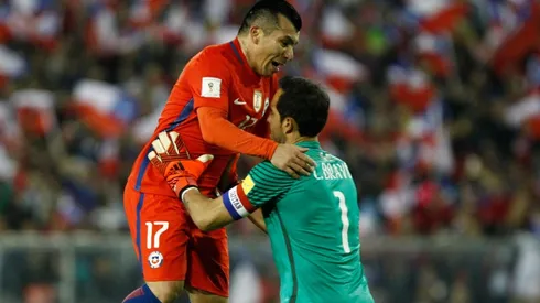 Medel y Bravo celebrando un gol de Chile