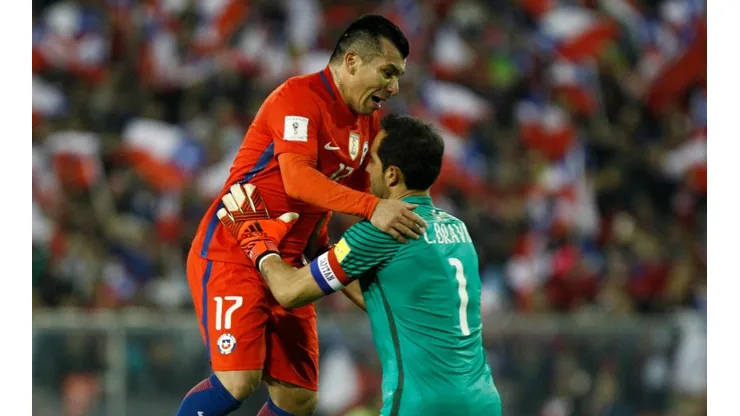 Medel y Bravo celebrando un gol de Chile