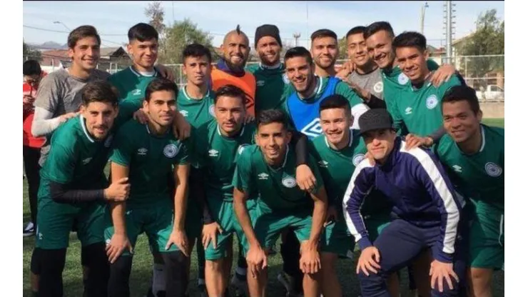 Vidal junto al plantel de Rodelindo Román