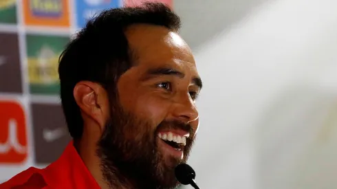 Claudio Bravo bromeó con un posible llamado a última hora