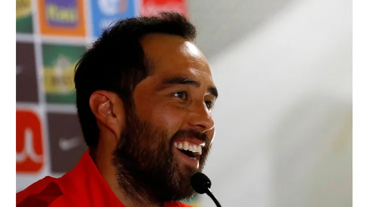 Claudio Bravo bromeó con un posible llamado a última hora