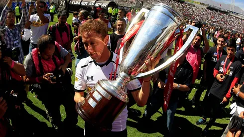 Multicampeón hay uno solo: el libro con la biografía de Luis Mena