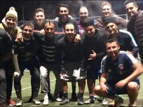 Vidal juega una pichanga con sus amigos antes de integrarse a la Roja