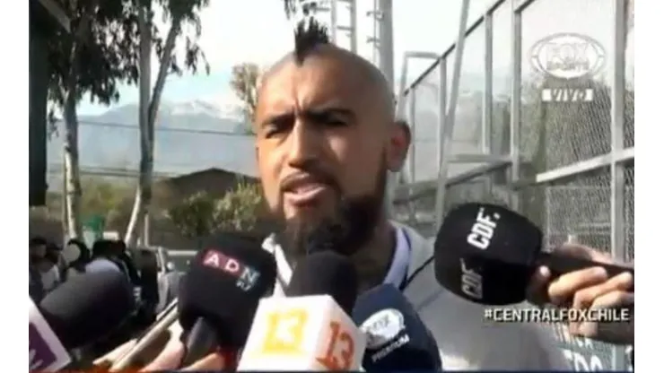 Arturo Vidal conversando con los medios
