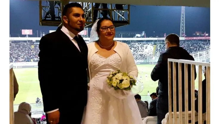 De la Iglesia al Monumental: pareja de recién casados pasó a ver a Colo Colo
