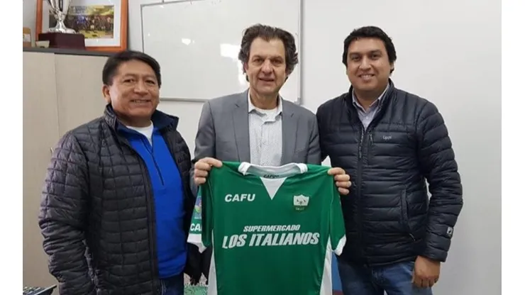 Dirigentes de Ovalle con Aníbal Mosa hoy en el Monumental.