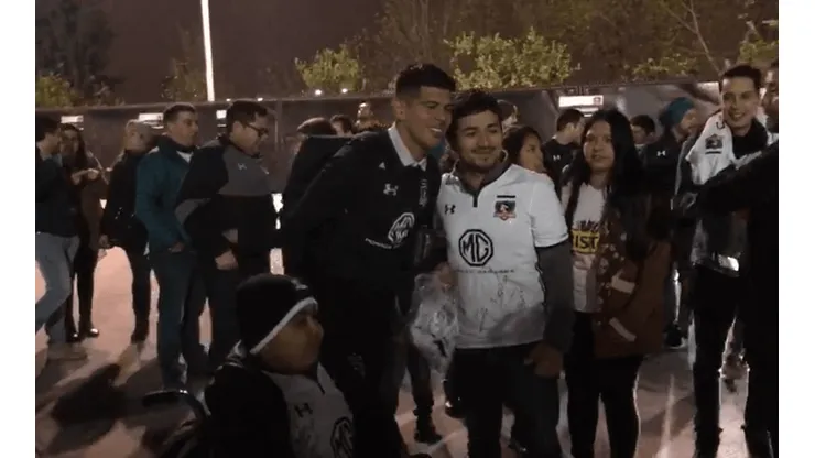 Esteban Pavez fue muy requerido por los hinchas en estacionamientos