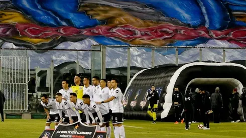 El equipo posa con un lienzo de fondo.