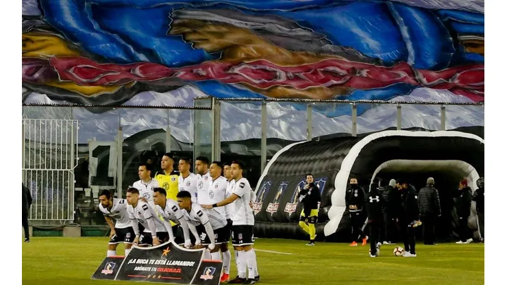 El equipo posa con un lienzo de fondo.
