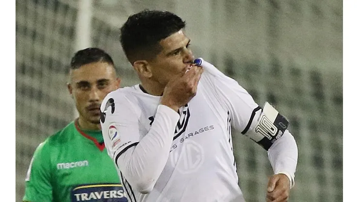 Pavez besa la camiseta. Fue figura.