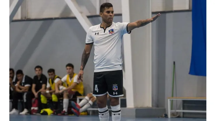 Julio Canela disputando un partido con el equipo de fútbol sala