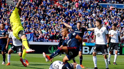 Benegas anotando el 1 a 0 transitorio para la U sobre Colo Colo