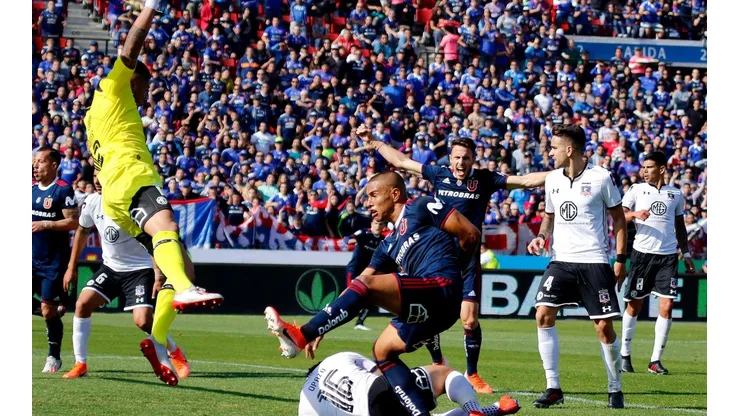 Benegas anotando el 1 a 0 transitorio para la U sobre Colo Colo