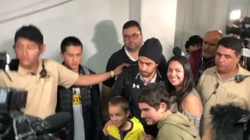 Jorge Valdivia se saca fotos con los hinchas