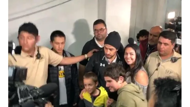 Jorge Valdivia se saca fotos con los hinchas