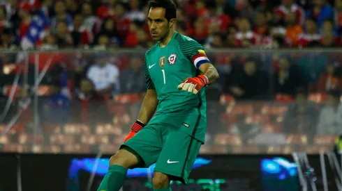 Claudio Bravo no juega por la Roja desde la derrota con Brasil que los dejó sin Mundial