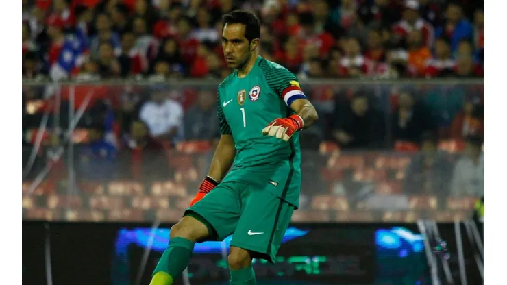 Claudio Bravo no juega por la Roja desde la derrota con Brasil que los dejó sin Mundial