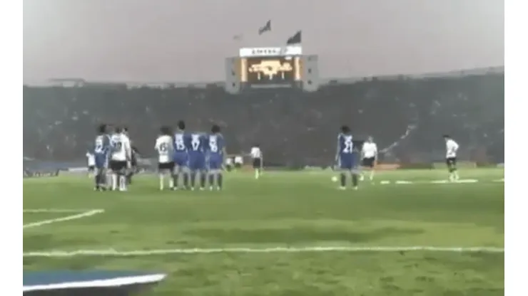 El momento del tiro libre de Matías en 2006 desde la cancha.