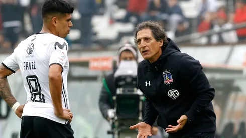 Esteban Pavez recibe instrucciones de Mario Salas.