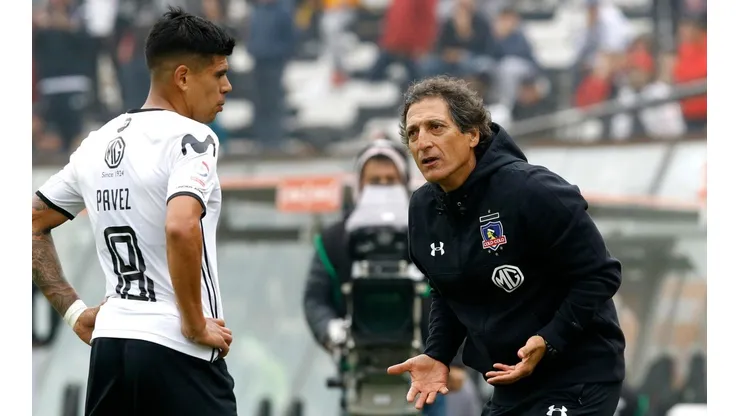 Esteban Pavez recibe instrucciones de Mario Salas.