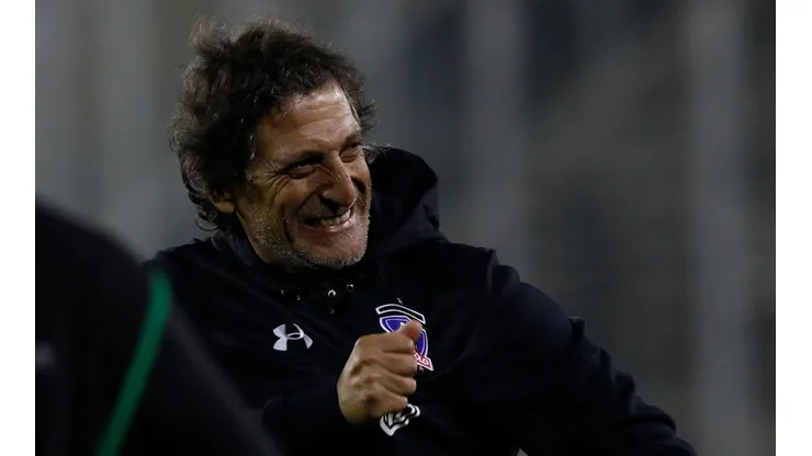 Mario Salas se toma la insignia de Colo Colo tras remontar ante Palestino.