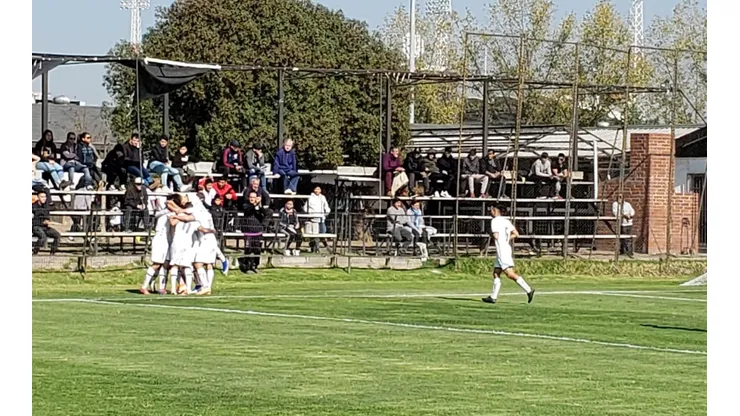 La sub 19 celebrando el gol del triunfo anotado por Juan Ibarra