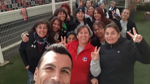 Esteban Paredes se fotografió con las funcionarias de Colo Colo