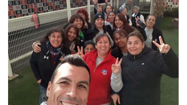 Esteban Paredes se fotografió con las funcionarias de Colo Colo