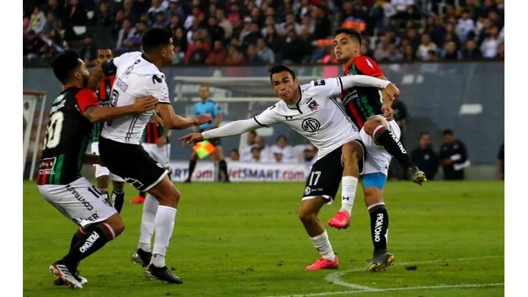 Colo Colo ante Palestino en el Monumental.