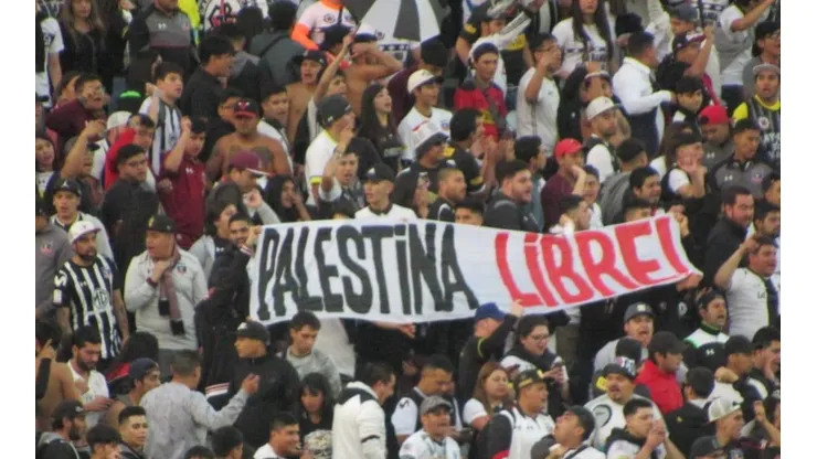La hinchada solidarizó con la causa Palestina Libre