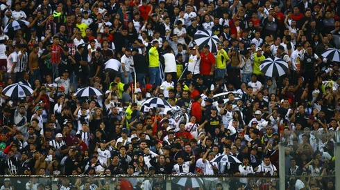 La gente de Colo Colo en el partido ante Palestino.