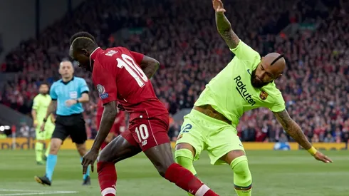 Arturo Vidal ante Liverpool en Anfield.