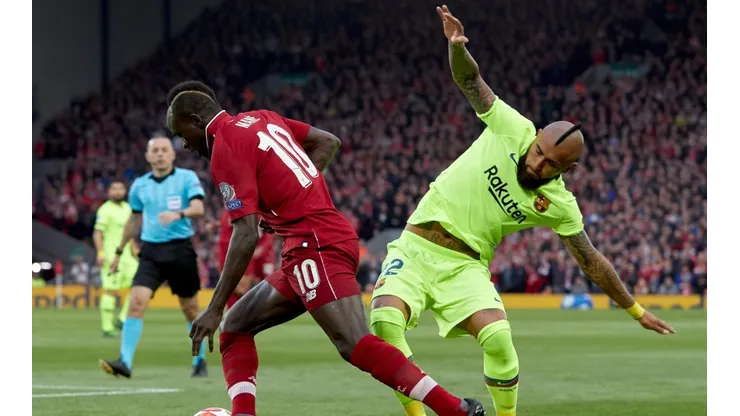 Arturo Vidal ante Liverpool en Anfield.