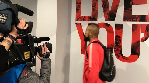 Arturo Vidal yéndose con el tarro de Anfield.