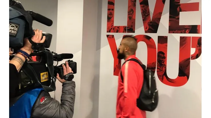 Arturo Vidal yéndose con el tarro de Anfield.