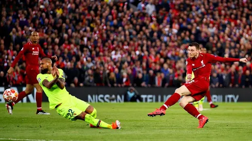 Arturo Vidal no pudo hacer nada ante Liverpool.